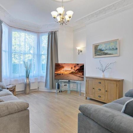 Onsitestays - Tranquil 2 Bedroom Apartment With Large Kitchen, Private Garden Near Wimbledon Station Londra Exterior foto