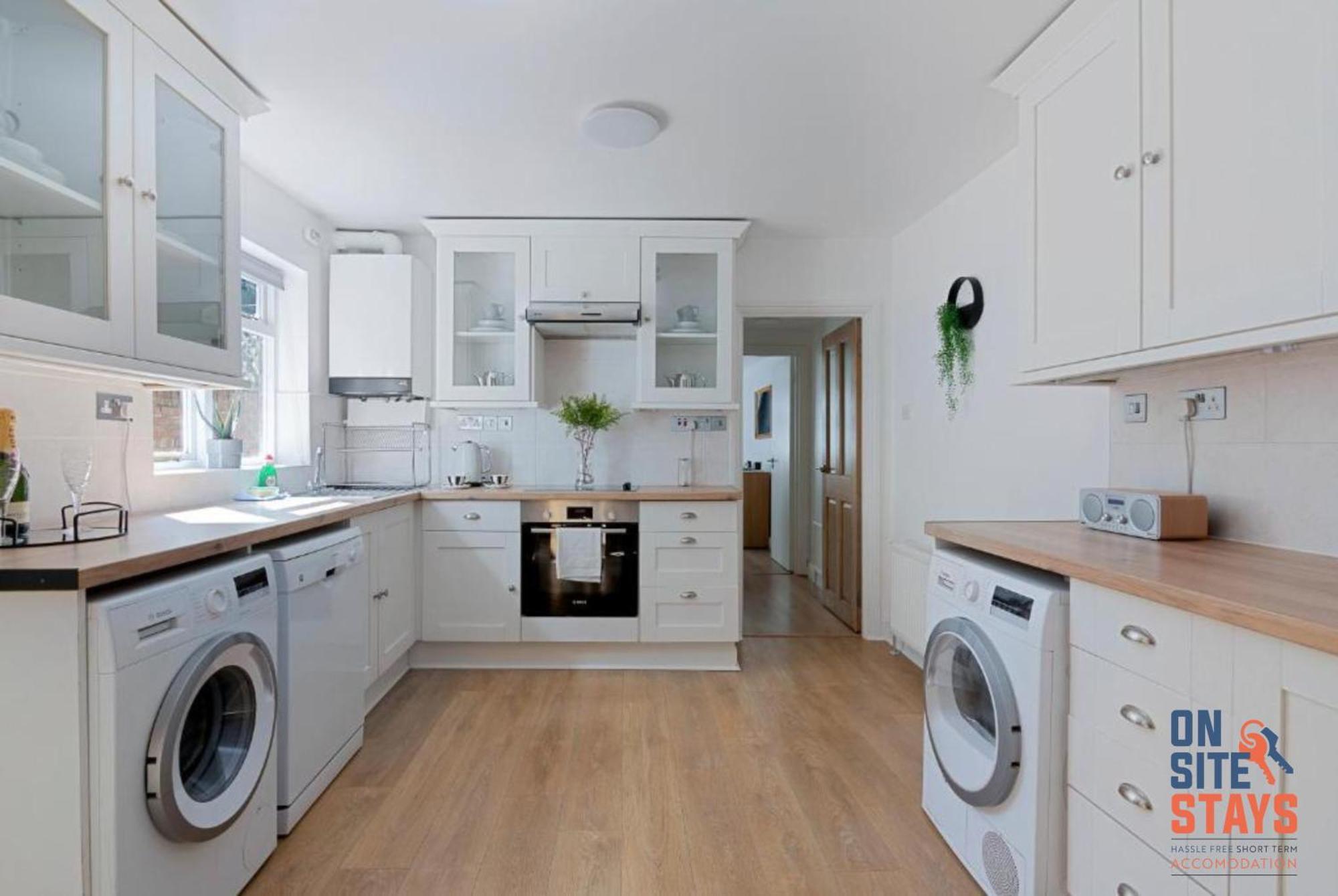 Onsitestays - Tranquil 2 Bedroom Apartment With Large Kitchen, Private Garden Near Wimbledon Station Londra Exterior foto