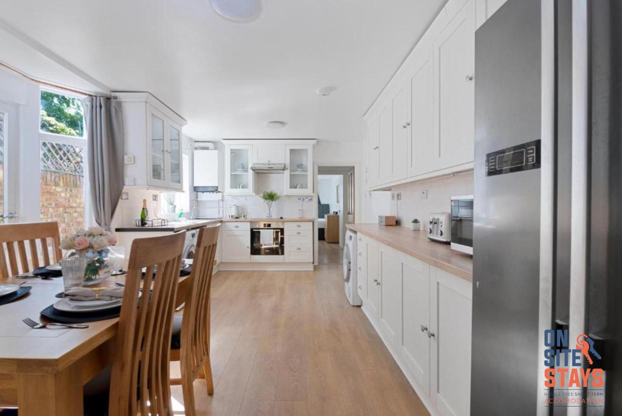 Onsitestays - Tranquil 2 Bedroom Apartment With Large Kitchen, Private Garden Near Wimbledon Station Londra Exterior foto