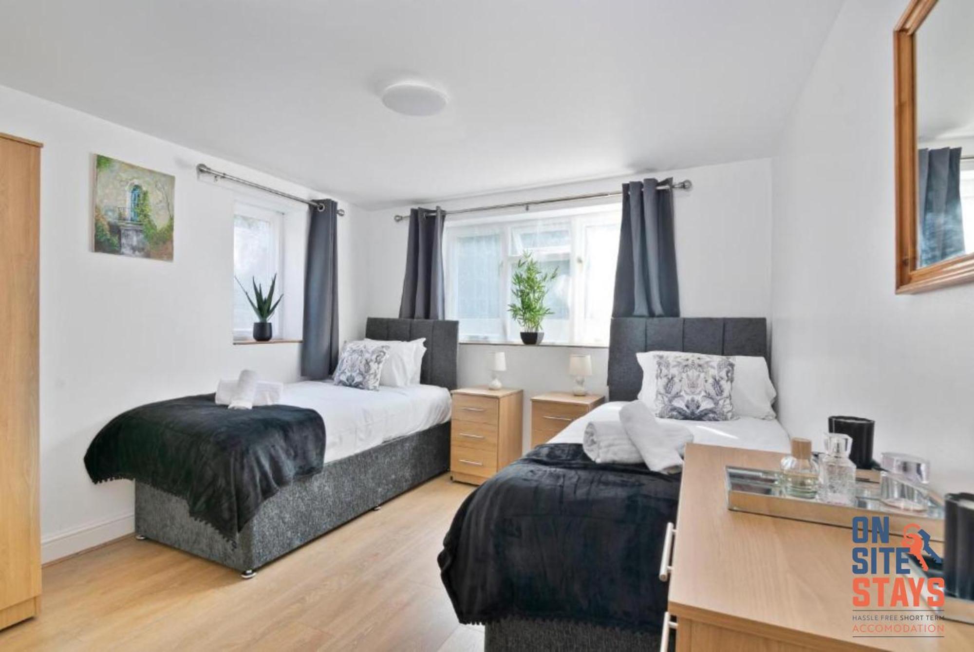 Onsitestays - Tranquil 2 Bedroom Apartment With Large Kitchen, Private Garden Near Wimbledon Station Londra Exterior foto