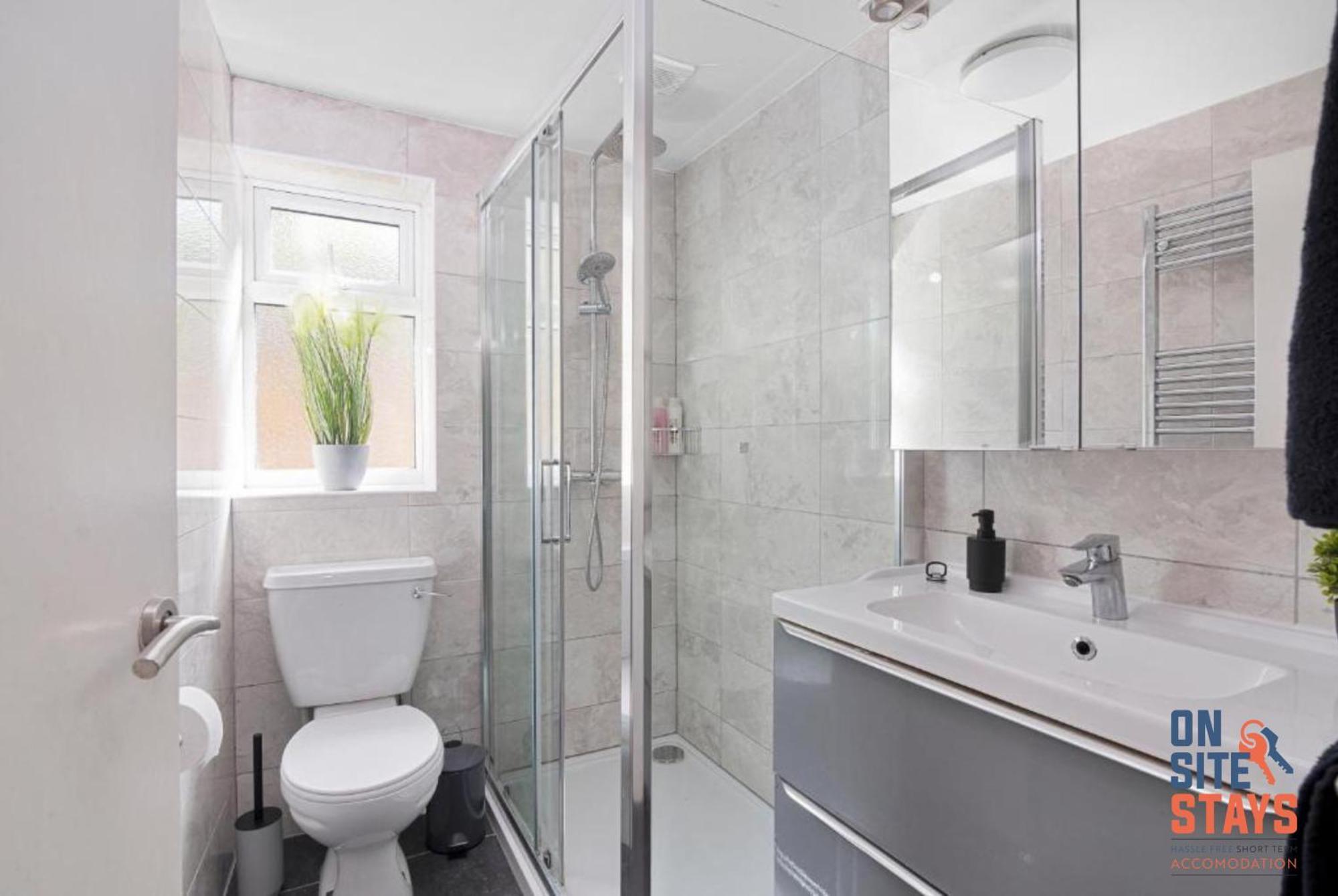 Onsitestays - Tranquil 2 Bedroom Apartment With Large Kitchen, Private Garden Near Wimbledon Station Londra Exterior foto