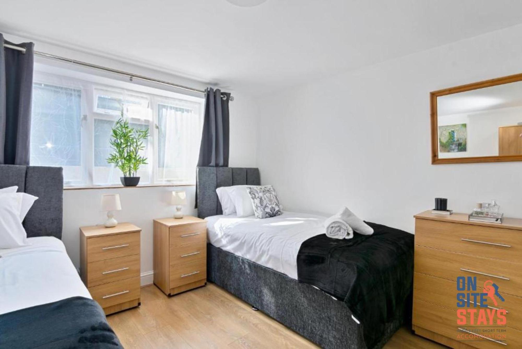 Onsitestays - Tranquil 2 Bedroom Apartment With Large Kitchen, Private Garden Near Wimbledon Station Londra Exterior foto