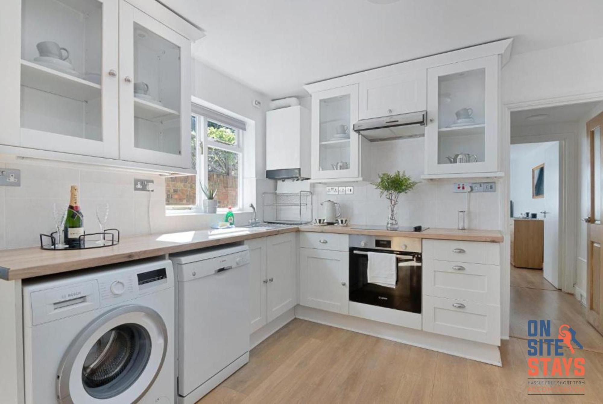Onsitestays - Tranquil 2 Bedroom Apartment With Large Kitchen, Private Garden Near Wimbledon Station Londra Exterior foto