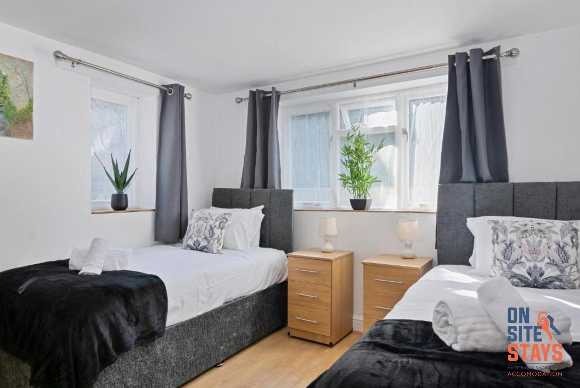 Onsitestays - Tranquil 2 Bedroom Apartment With Large Kitchen, Private Garden Near Wimbledon Station Londra Exterior foto