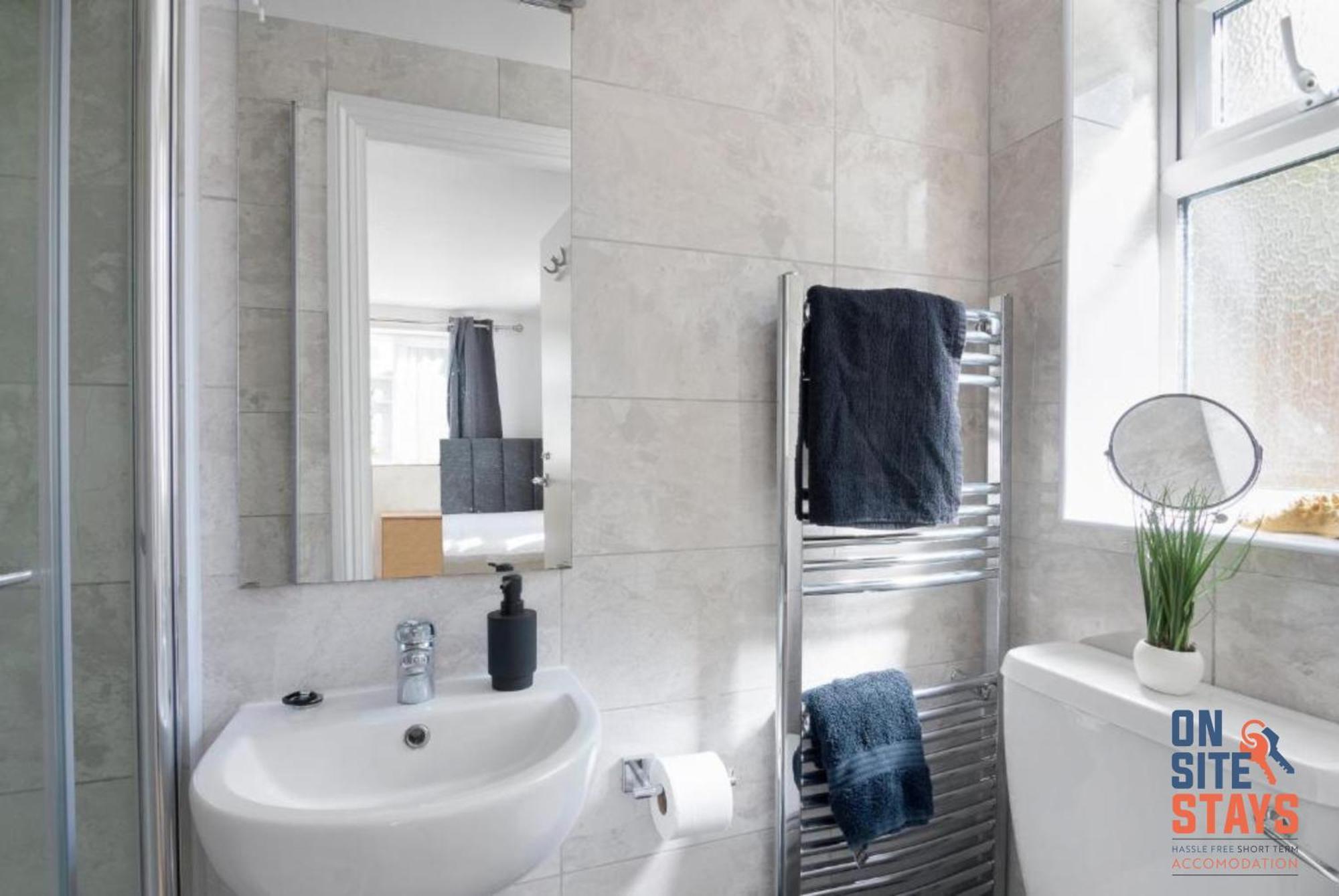 Onsitestays - Tranquil 2 Bedroom Apartment With Large Kitchen, Private Garden Near Wimbledon Station Londra Exterior foto