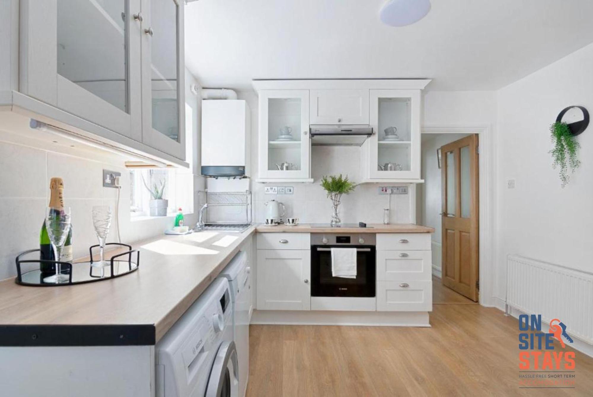 Onsitestays - Tranquil 2 Bedroom Apartment With Large Kitchen, Private Garden Near Wimbledon Station Londra Exterior foto
