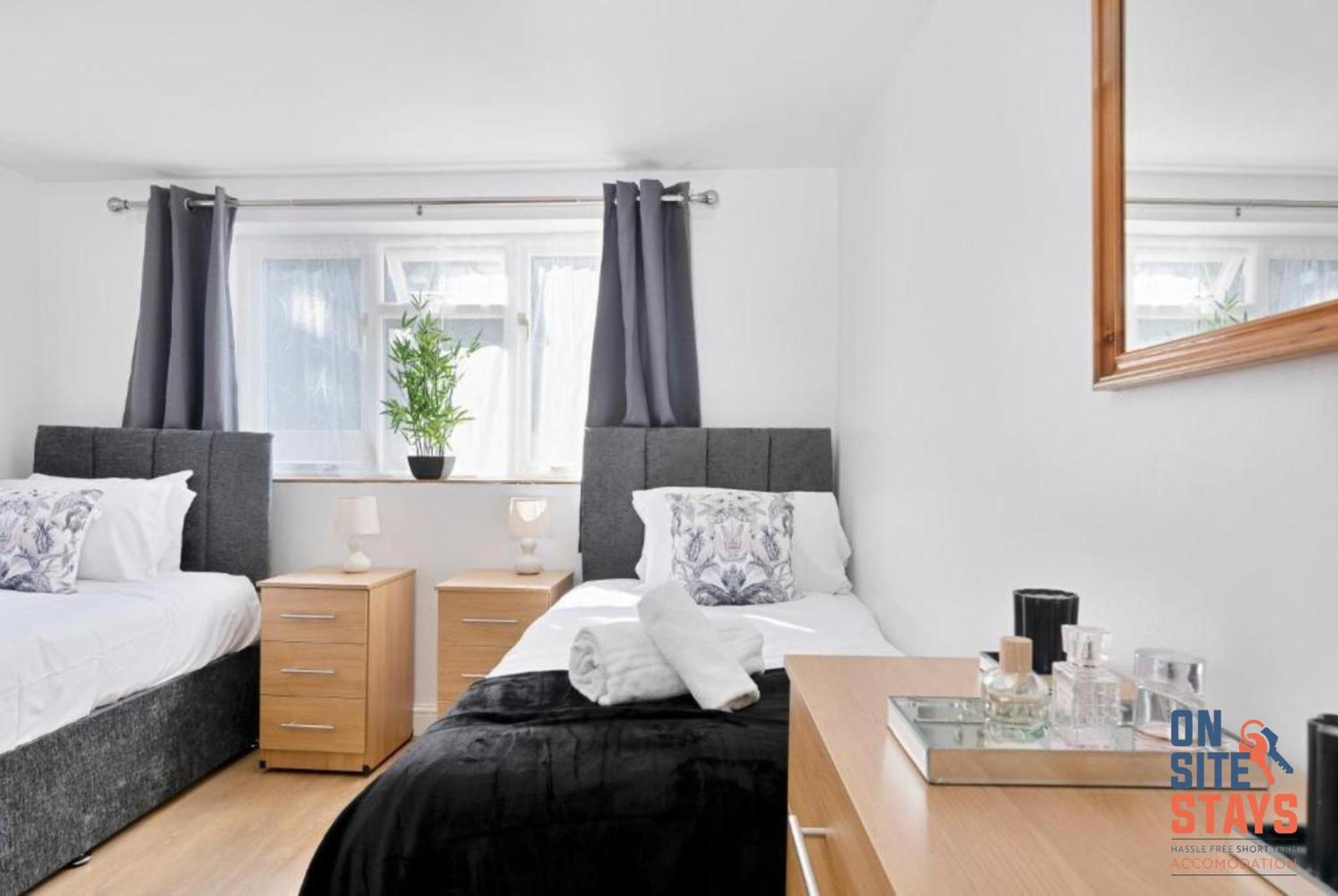 Onsitestays - Tranquil 2 Bedroom Apartment With Large Kitchen, Private Garden Near Wimbledon Station Londra Exterior foto