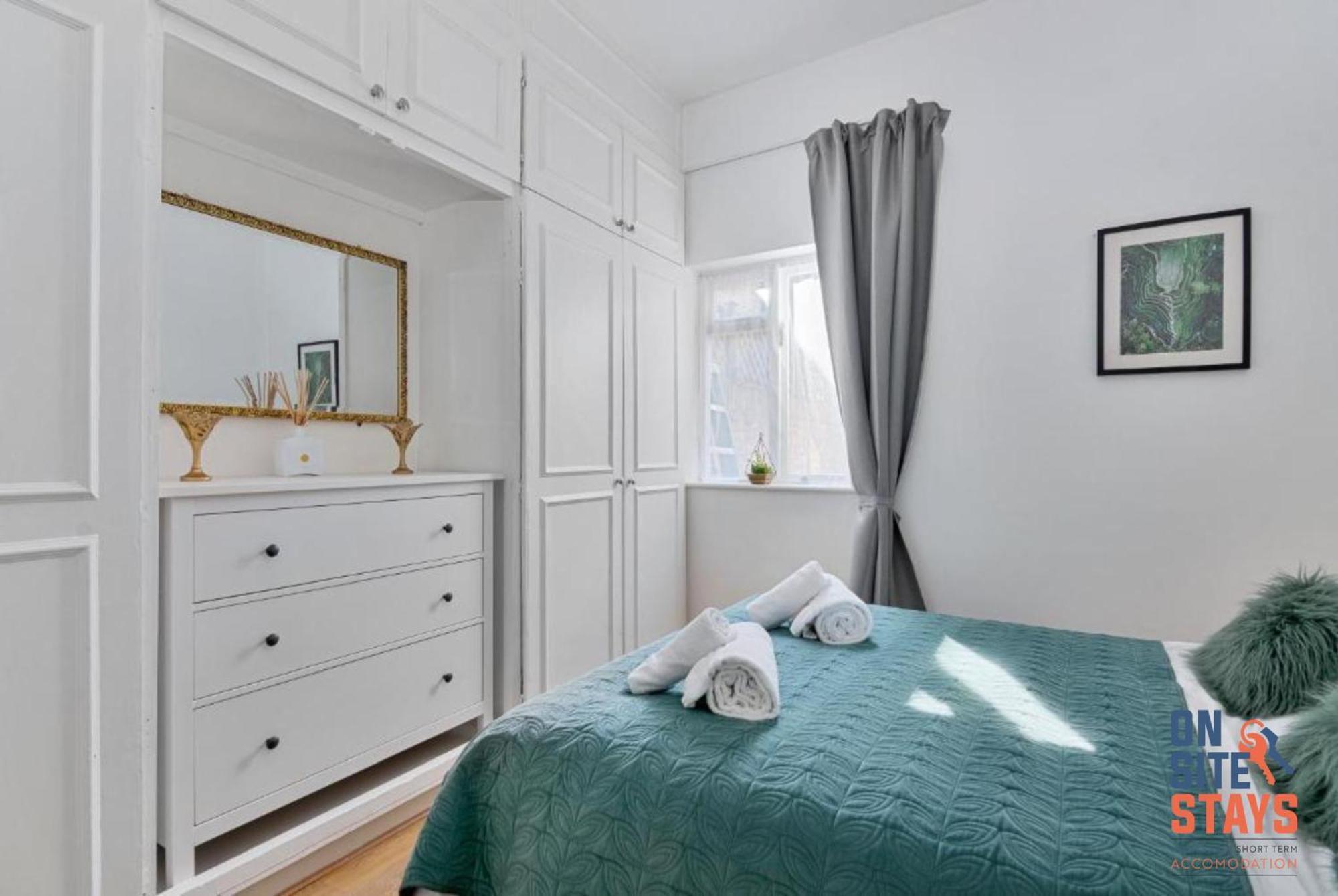 Onsitestays - Tranquil 2 Bedroom Apartment With Large Kitchen, Private Garden Near Wimbledon Station Londra Exterior foto