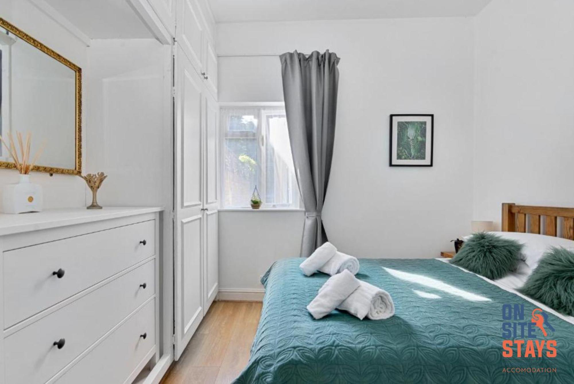 Onsitestays - Tranquil 2 Bedroom Apartment With Large Kitchen, Private Garden Near Wimbledon Station Londra Exterior foto