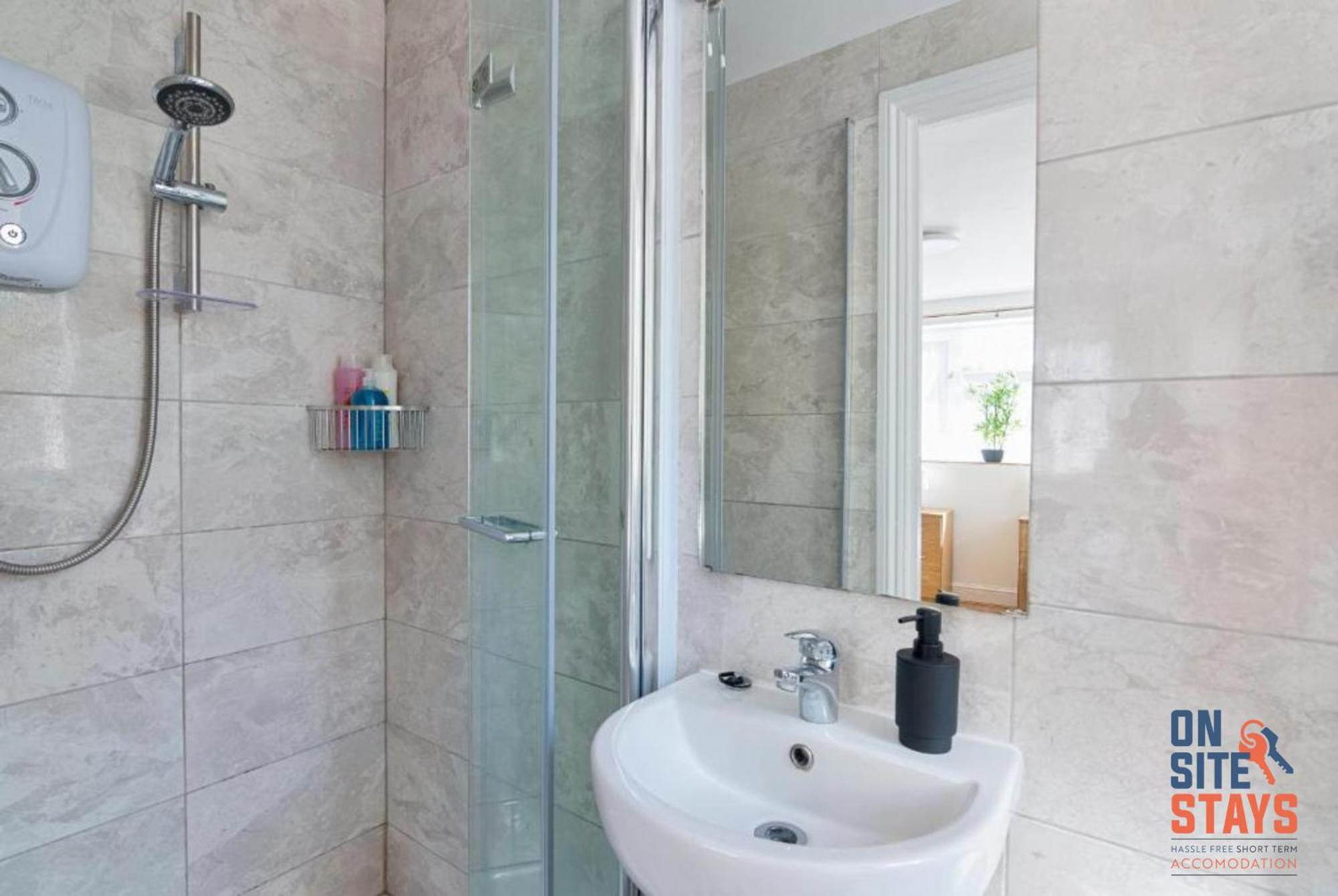 Onsitestays - Tranquil 2 Bedroom Apartment With Large Kitchen, Private Garden Near Wimbledon Station Londra Exterior foto